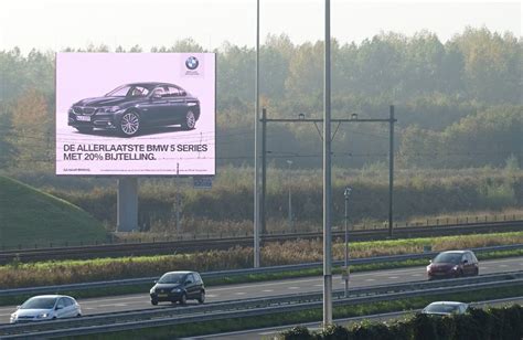 Het gebruik van een reclamemast vergroot uw bereik .